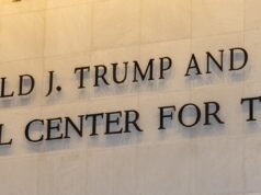សម្ព័ន្ធមិត្តរបស់លោក Trump ជំទាស់នឹងចៅក្រមដើម្បីរក្សាឈ្មោះរបស់គាត់នៅលើផ្នែកខាងមុខនៃមជ្ឈមណ្ឌល Kennedy