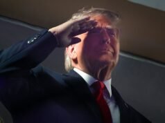 ហេតុអ្វីបានជាលោក Trump លើកសរសើរឥតឈប់ឈរក្នុងអំឡុងពេលភ្លេងជាតិ?
