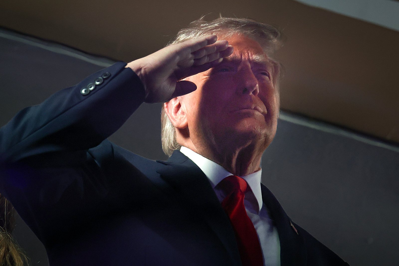 លោក Donald Trump បានលើកសរសើរអំឡុងពេលភ្លេងជាតិមុនការប្រកួតទី 3 នៃការប្រកួត NBA Finals នៅ Madison Square Garden ខណៈអ្នកគាំទ្រស្រែកហ៊ោគាត់ខ្លាំង