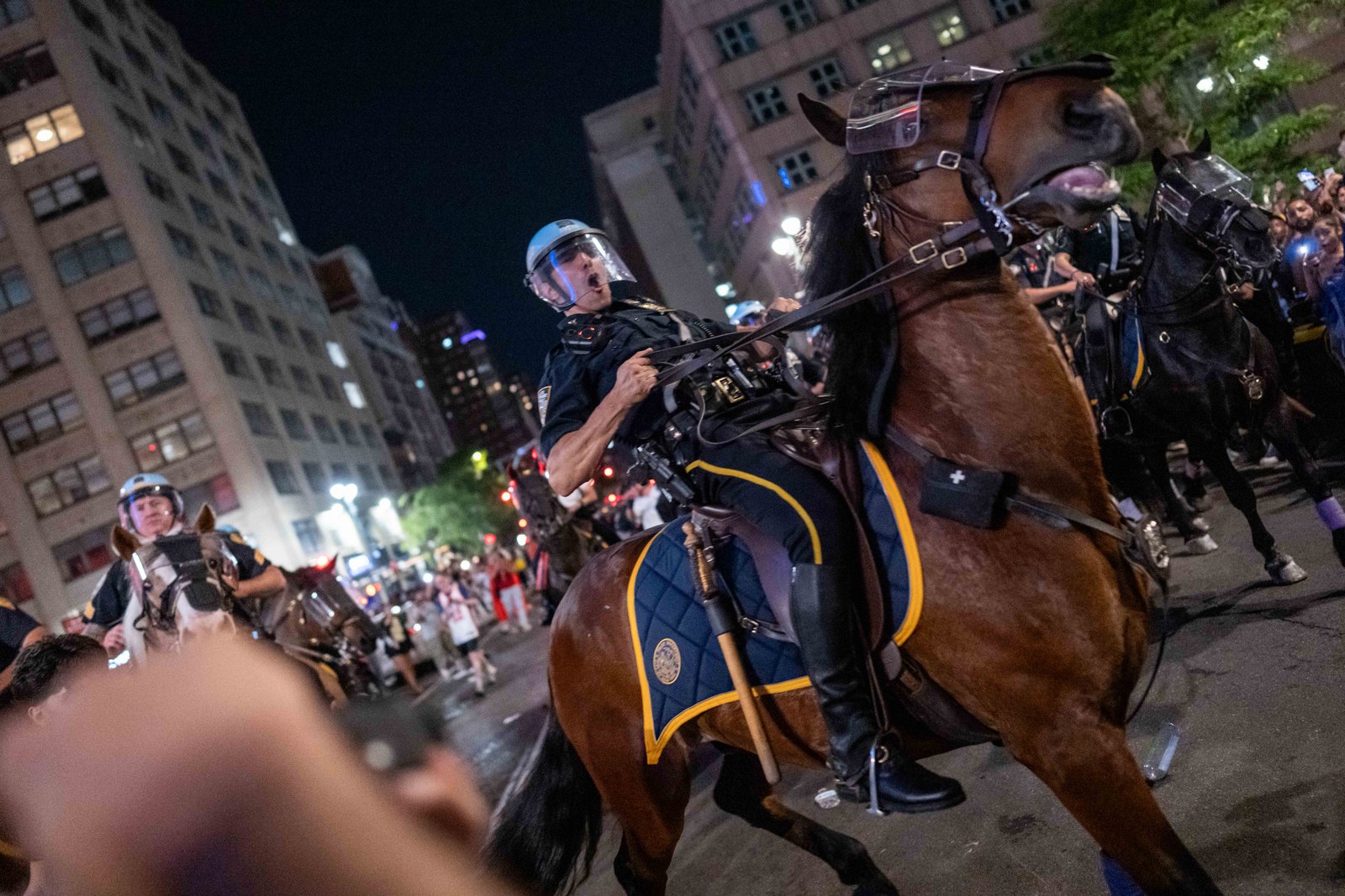 : NYPD Mounted Unit ផ្លាស់ប្តូរអ្នកគាំទ្រ New York Knicks អបអរជ័យជម្នះរបស់ពួកគេប្រឆាំងនឹង San Antonio Spurs ក្នុងហ្គេមទី 5 នៃ NBA Finals នៅថ្ងៃទី 13 ខែមិថុនា ឆ្នាំ 2026 នៅទីក្រុងញូវយ៉ក។
