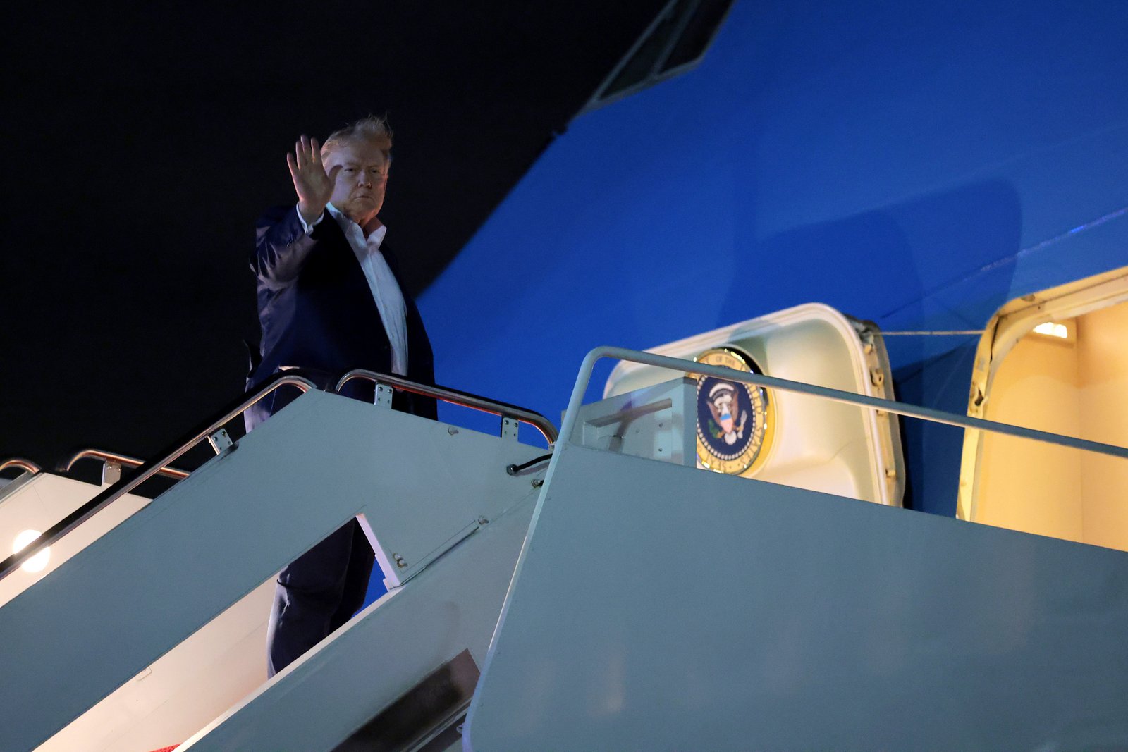 លោក Trump បានធ្វើដំណើរពីរដ្ឋ Maryland ទៅកាន់អឺរ៉ុបកាលពីថ្ងៃចន្ទ ដើម្បីជួបជាមួយមេដឹកនាំ G7 និងពិភាក្សាអំពីកិច្ចព្រមព្រៀងអ៊ីរ៉ង់