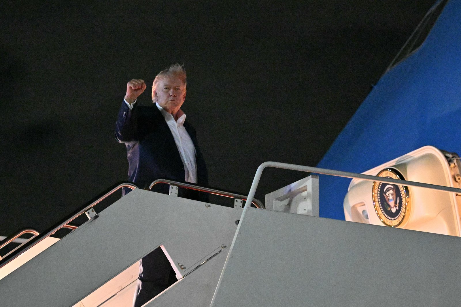 លោក Donald Trump ឡើងយន្តហោះ Air Force One និងហោះហើរទៅកាន់កិច្ចប្រជុំកំពូល G7 នៅ Evian-les-Bains ប្រទេសបារាំង