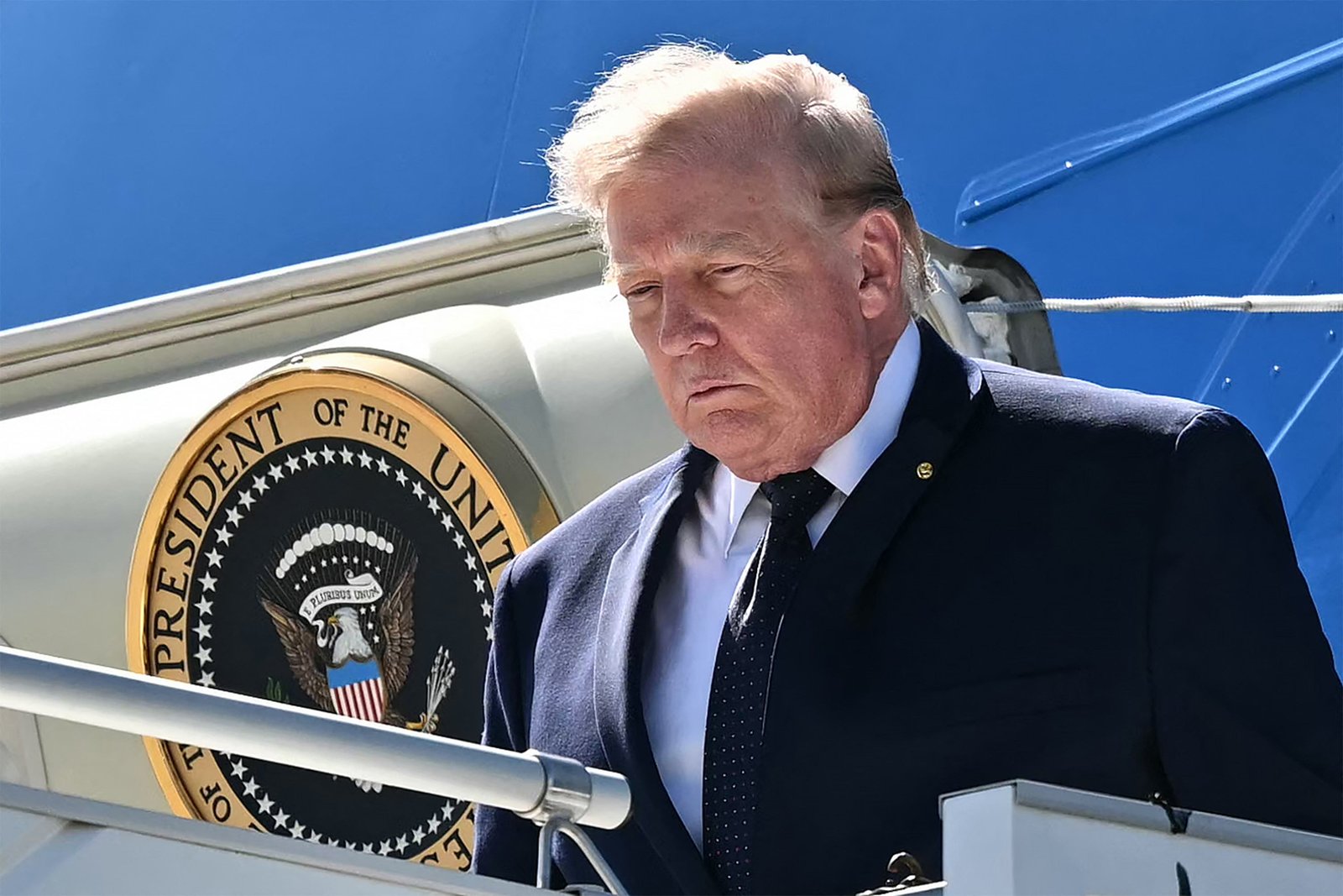 លោក Donald Trump ចាកចេញពីយន្តហោះ Air Force One បន្ទាប់ពីចុះចតនៅអាកាសយានដ្ឋានក្រុងហ្សឺណែវ មុនកិច្ចប្រជុំកំពូល G7 នៅថ្ងៃទី 15 ខែមិថុនា នៅទីក្រុងហ្សឺណែវ។