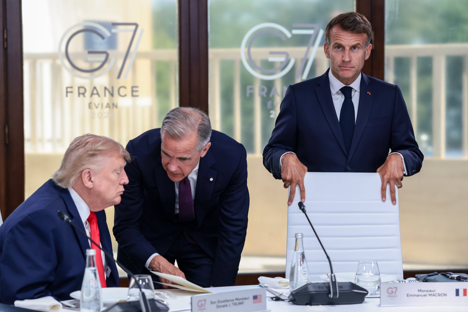 លោក Donald Trump និយាយជាមួយនាយករដ្ឋមន្ត្រីកាណាដា Mark Carney ជាមួយប្រធានាធិបតីបារាំង Emmanuel Macron
