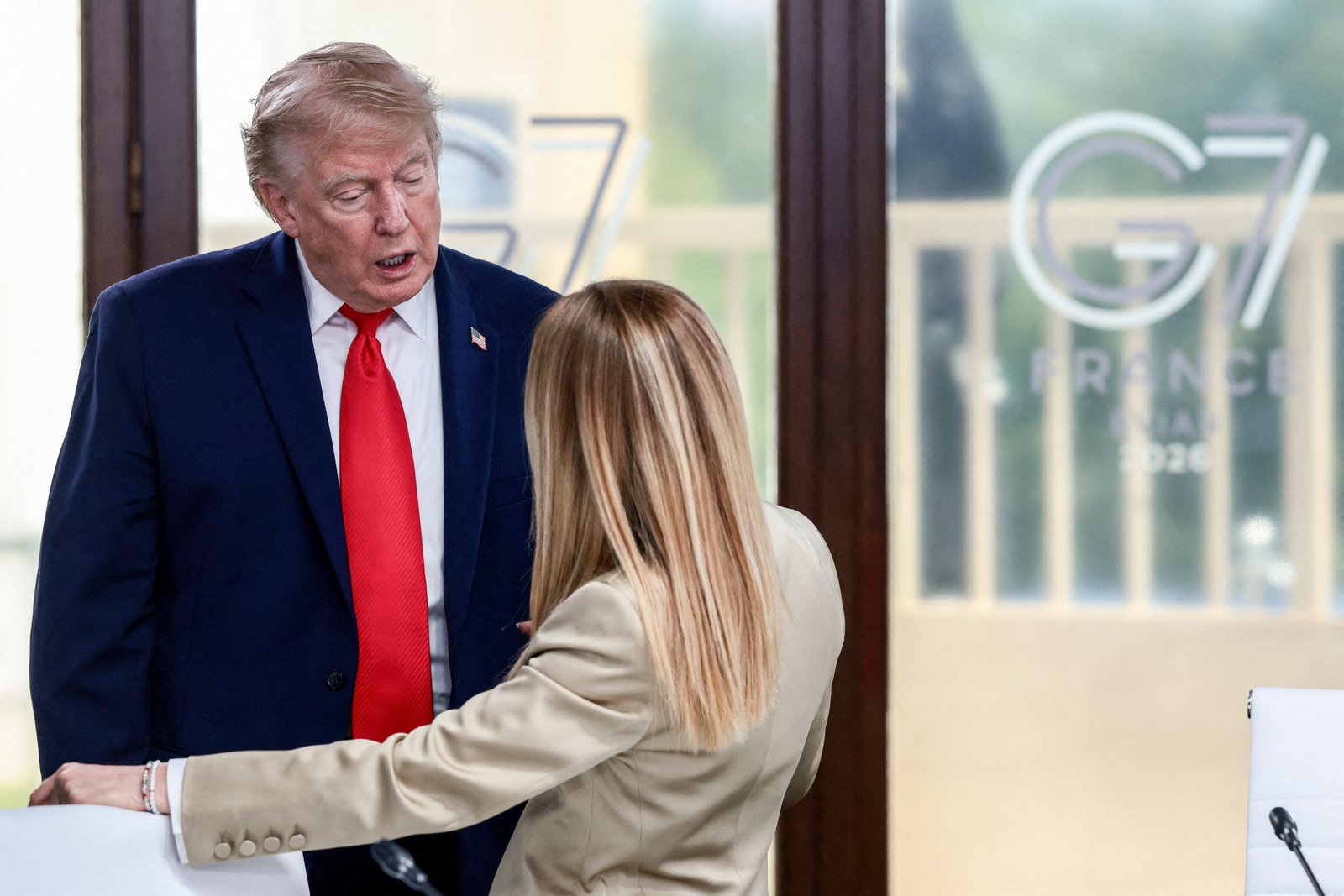 លោក Trump បានស្នើថា នាយករដ្ឋមន្ត្រីអ៊ីតាលីចង់ថតរូប ប៉ុន្តែនាងបានបដិសេធចំពោះការលើកឡើងនេះ។
