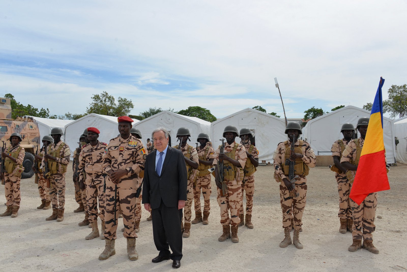 លោក Antonio Guterres ជួបជាមួយទាហាន Chadian មកពីកងកម្លាំងបង្ក្រាបឧក្រិដ្ឋជនអន្តរជាតិនៅទីក្រុង Port-au-Prince ប្រទេសហៃទី ថ្ងៃទី 16 ខែមិថុនា ឆ្នាំ 2026