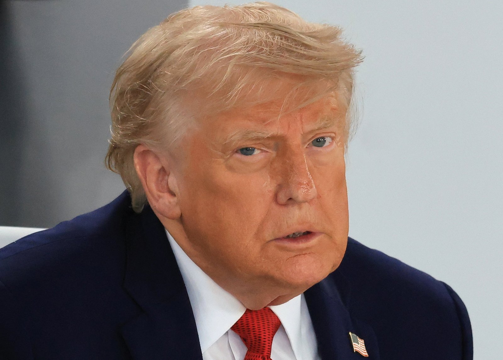 លោកប្រធានាធិបតី Donald Trump ប្រតិកម្មអំឡុងពេលអាហារថ្ងៃត្រង់ធ្វើការជាមួយសមាជិក G7 ប្រទេសដៃគូ និងមេដឹកនាំអាជីវកម្មបញ្ញាសិប្បនិម្មិត ដែលជាផ្នែកនៃកិច្ចប្រជុំកំពូល G7 កាលពីថ្ងៃទី 17 ខែមិថុនា នៅ Evian ភាគខាងកើតប្រទេសបារាំង។