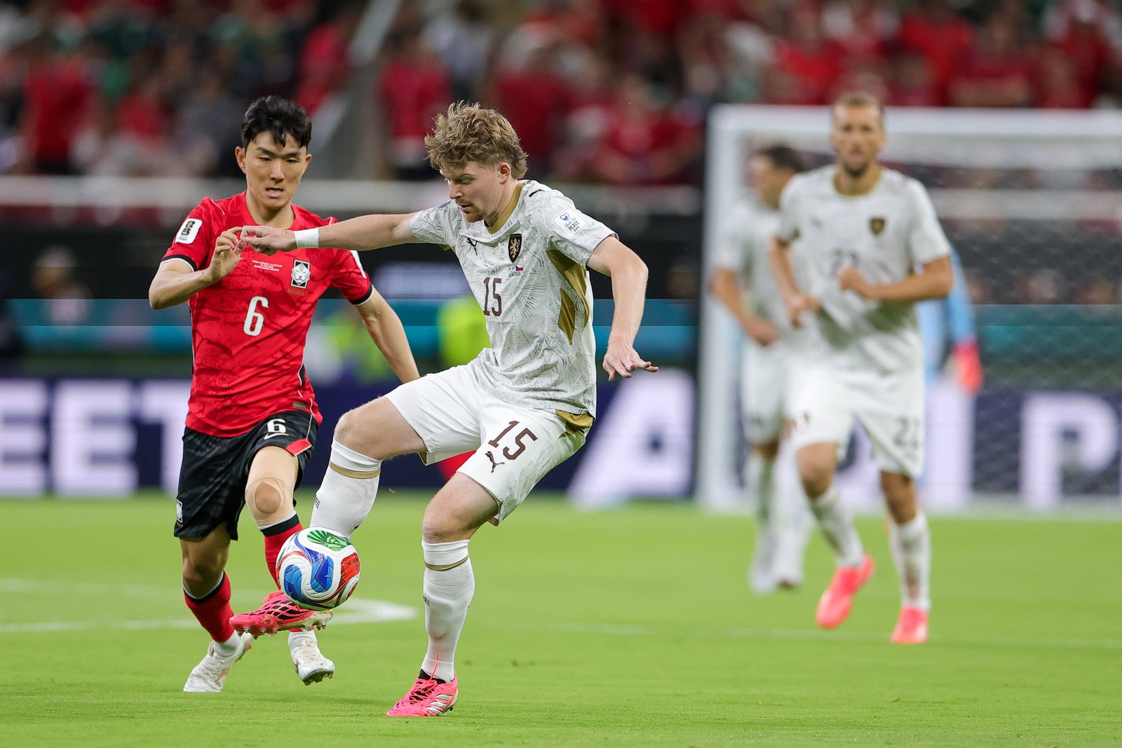 Pavel Šulc គេចពី Hwang In Beom អំឡុងការប្រកួត World Cup រវាងសាធារណរដ្ឋឆែក និងកូរ៉េខាងត្បូង នៅកីឡដ្ឋាន Guadalajara ក្នុងប្រទេសម៉ិកស៊ិក នៅថ្ងៃទី 11 ខែមិថុនា ឆ្នាំ 2026។