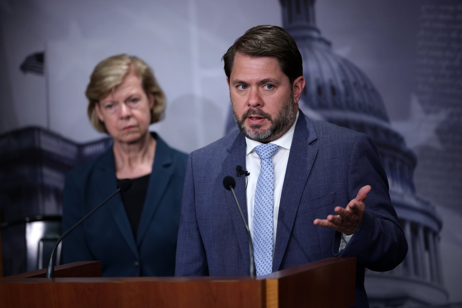 ព្រឹទ្ធសមាជិក Ruben Gallego (D-AZ) (R) បាននិយាយថា ថ្លៃឧស្ម័នគឺគ្រាន់តែជាផ្នែកនៃថ្លៃរស់នៅ ខណៈដែលគណបក្សប្រជាធិបតេយ្យសង្ឃឹមថានឹងដណ្តើមយកព្រឹទ្ធសភាឡើងវិញ។
