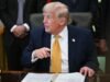 ឥឡូវនេះលោក Trump បានស្តីបន្ទោស “អ្នកកាត់ប្រអប់ឬកាំបិត” សម្រាប់ $ 14 លានដុល្លារបញ្ហា “Reflecting Pool” នៅពេលដែលថ្នាំលាបពណ៌ខៀវលុបរូបតំណាងដែលឆ្លងពីសារាយ