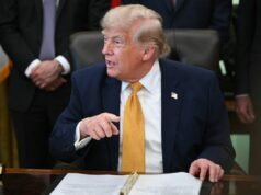 ឥឡូវនេះលោក Trump បានស្តីបន្ទោស “អ្នកកាត់ប្រអប់ឬកាំបិត” សម្រាប់ $ 14 លានដុល្លារបញ្ហា “Reflecting Pool” នៅពេលដែលថ្នាំលាបពណ៌ខៀវលុបរូបតំណាងដែលឆ្លងពីសារាយ