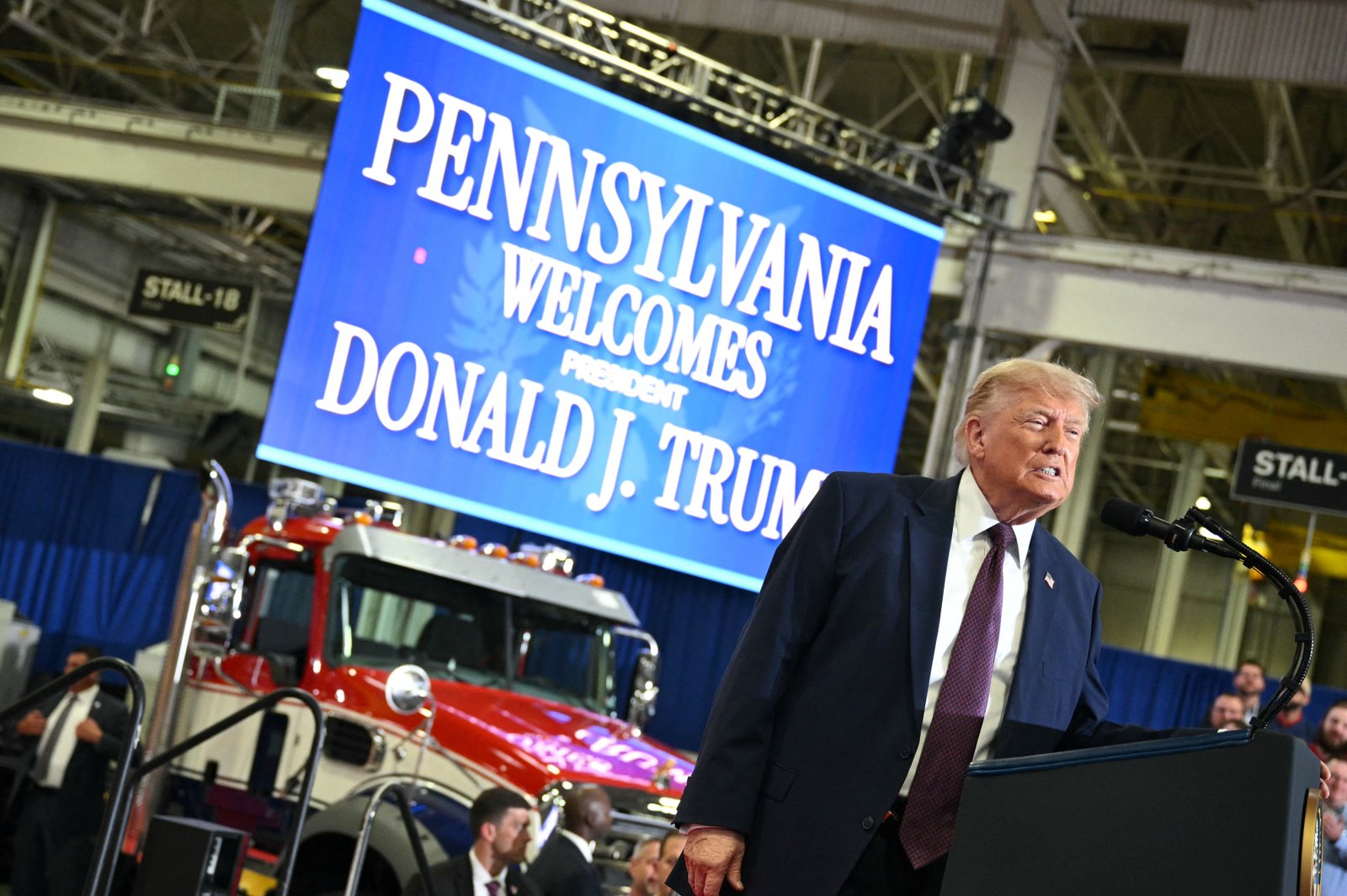លោកប្រធានាធិបតី Donald Trump បានបញ្ឆេះយន្តហោះ Air Force One កាលពីថ្ងៃអង្គារសម្រាប់ការធ្វើដំណើរទៅកាន់តំបន់អាកាសធាតុដែលមានលក្ខណៈមិត្តភាពនៅជ្រលងភ្នំ Lehigh នៃរដ្ឋ Pennsylvania ចំពេលមានការធ្លាក់ចុះការវាយតម្លៃការអនុម័ត។