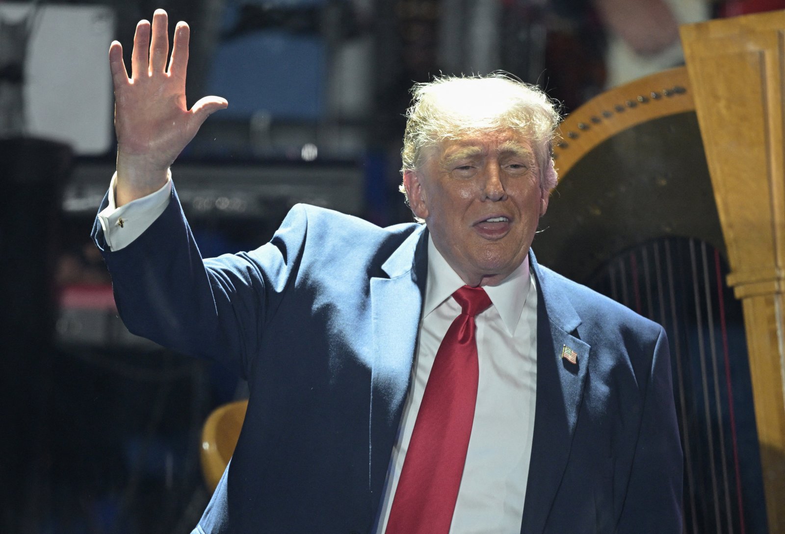 លោក​ប្រធានាធិបតី Donald Trump គ្រវីដៃ​ពេល​លោក​ចាកចេញ​បន្ទាប់​ពី​ថ្លែង​ក្នុង​ពិធី​សម្ពោធ 