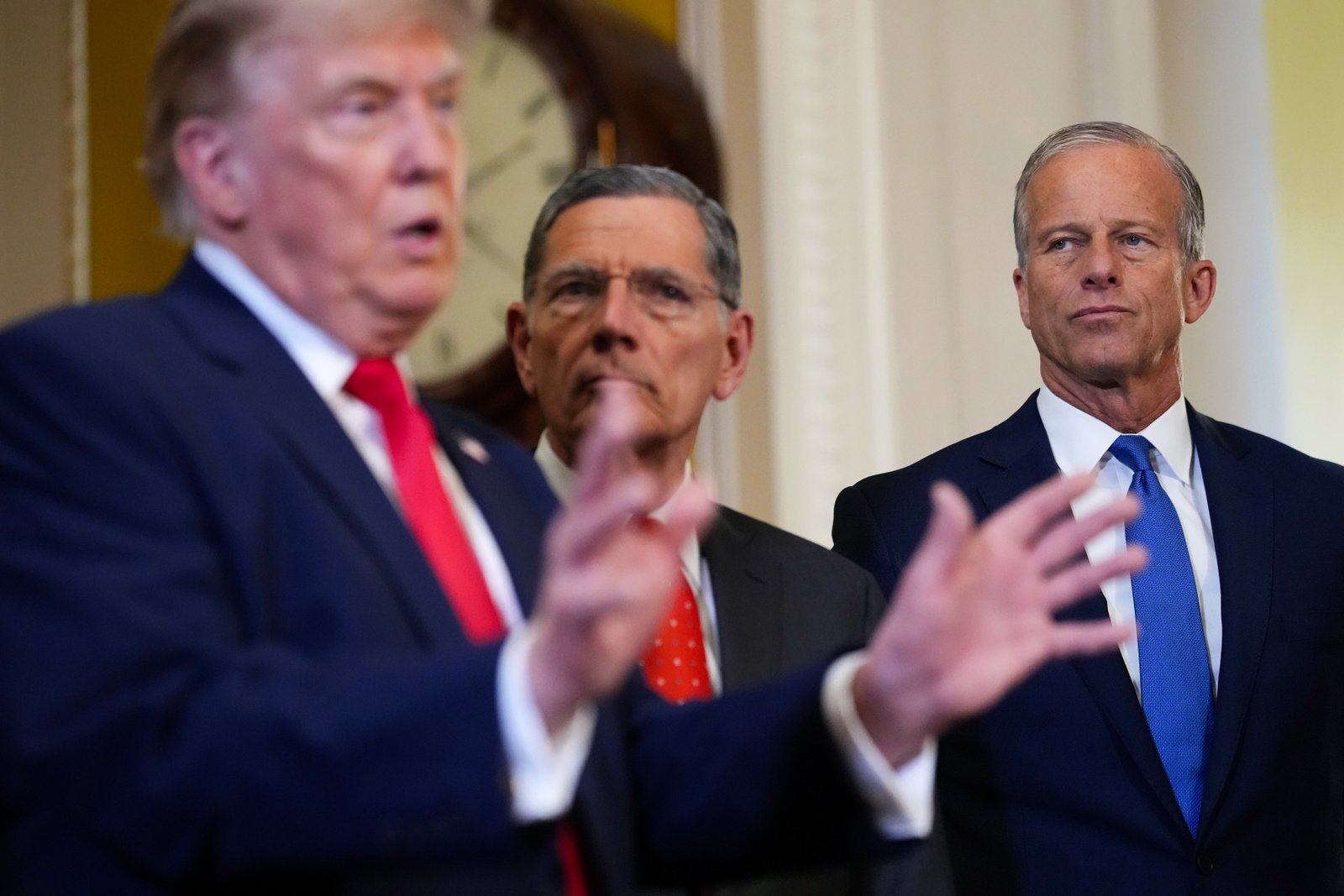 លោកប្រធានាធិបតី Donald Trump ថ្លែងទៅកាន់ប្រព័ន្ធផ្សព្វផ្សាយ ខណៈដែលមេដឹកនាំសំឡេងភាគច្រើននៃព្រឹទ្ធសភាអាមេរិក លោក John Barrasso (R-WY) និងមេដឹកនាំភាគច្រើននៃព្រឹទ្ធសភាអាមេរិក លោក John Thune (R-SD) សម្លឹងមើលក្រោយកិច្ចប្រជុំមួយនៅវិមាន Capitol សហរដ្ឋអាមេរិកកាលពីថ្ងៃទី 24 ខែមិថុនា។