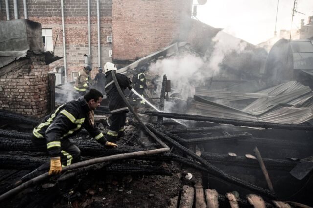 2460713-un-immeuble-du-centre-ville-de-kharkiv-detruit-en-.jpg