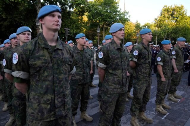 2465261-des-soldats-francais-et-finlandais-de-la-finul-lor.jpg