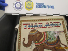 ក្រុមហ៊ុនអាកាសចរណ៍ Thai Airways កំពុងបើកការស៊ើបអង្កេត បន្ទាប់ពីបុគ្គលិកកាប៊ីនម្នាក់ត្រូវបានចាប់ខ្លួនពីបទរត់ពន្ធហេរ៉ូអ៊ីនតម្លៃ £380,000