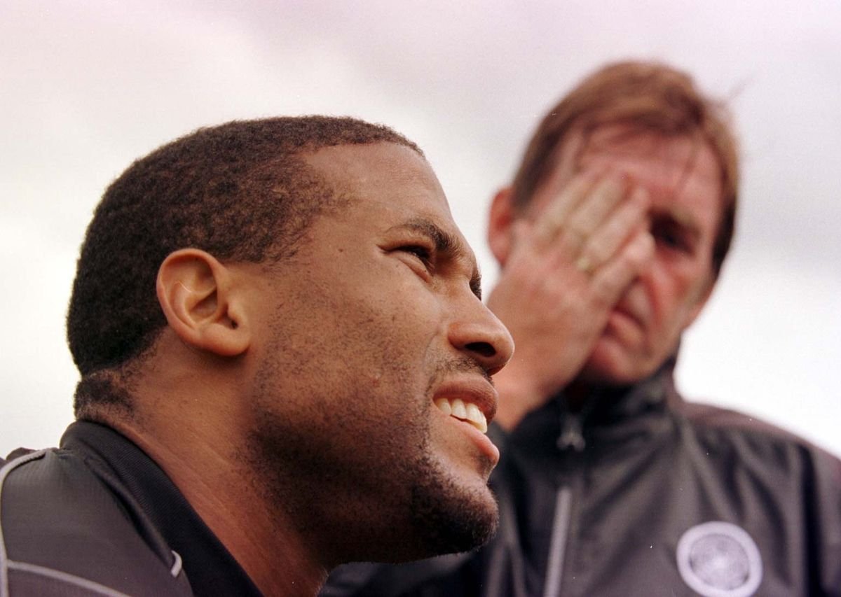 John Barnes ជាមួយ Kenny Dalglish កំឡុងពេលហ្វឹកហាត់ Celtic នៅប្រទេសន័រវេសក្នុងខែកក្កដា ឆ្នាំ 1999 