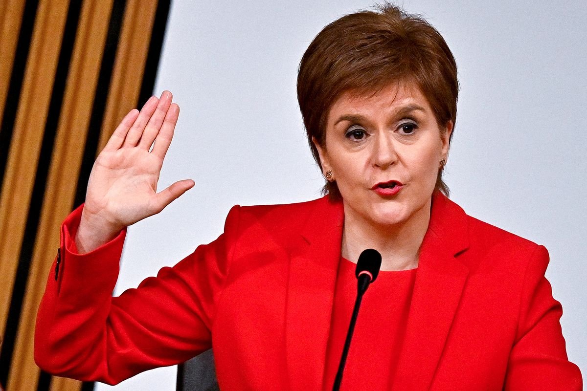 EDINBURGH, SCOTLAND - ខែមីនា 3: រដ្ឋមន្ត្រីទីមួយ Nicola Sturgeon ផ្តល់ភស្តុតាងដល់គណៈកម្មាធិការសភាស្កុតឡេនដែលស៊ើបអង្កេតការដោះស្រាយការចោទប្រកាន់លើអតីតរដ្ឋមន្ត្រីទីមួយ Alex Salmond នៅថ្ងៃទី 3 ខែមីនាឆ្នាំ 2021 នៅទីក្រុង Edinburgh ប្រទេសស្កុតឡេន។ ក្នុងអំឡុងពេលកិច្ចប្រជុំថ្ងៃនេះ រដ្ឋមន្ត្រីទីមួយនឹងប្រឈមមុខនឹងសំណួរជាបន្តបន្ទាប់ពី MSPs ដែលស៊ើបអង្កេតការស៊ើបអង្កេតរបស់រដ្ឋាភិបាលស្កុតឡេនចំពោះពាក្យបណ្តឹងប្រឆាំងនឹង Salmond ។ (រូបថតដោយ Jeff J Mitchell / Getty Images)