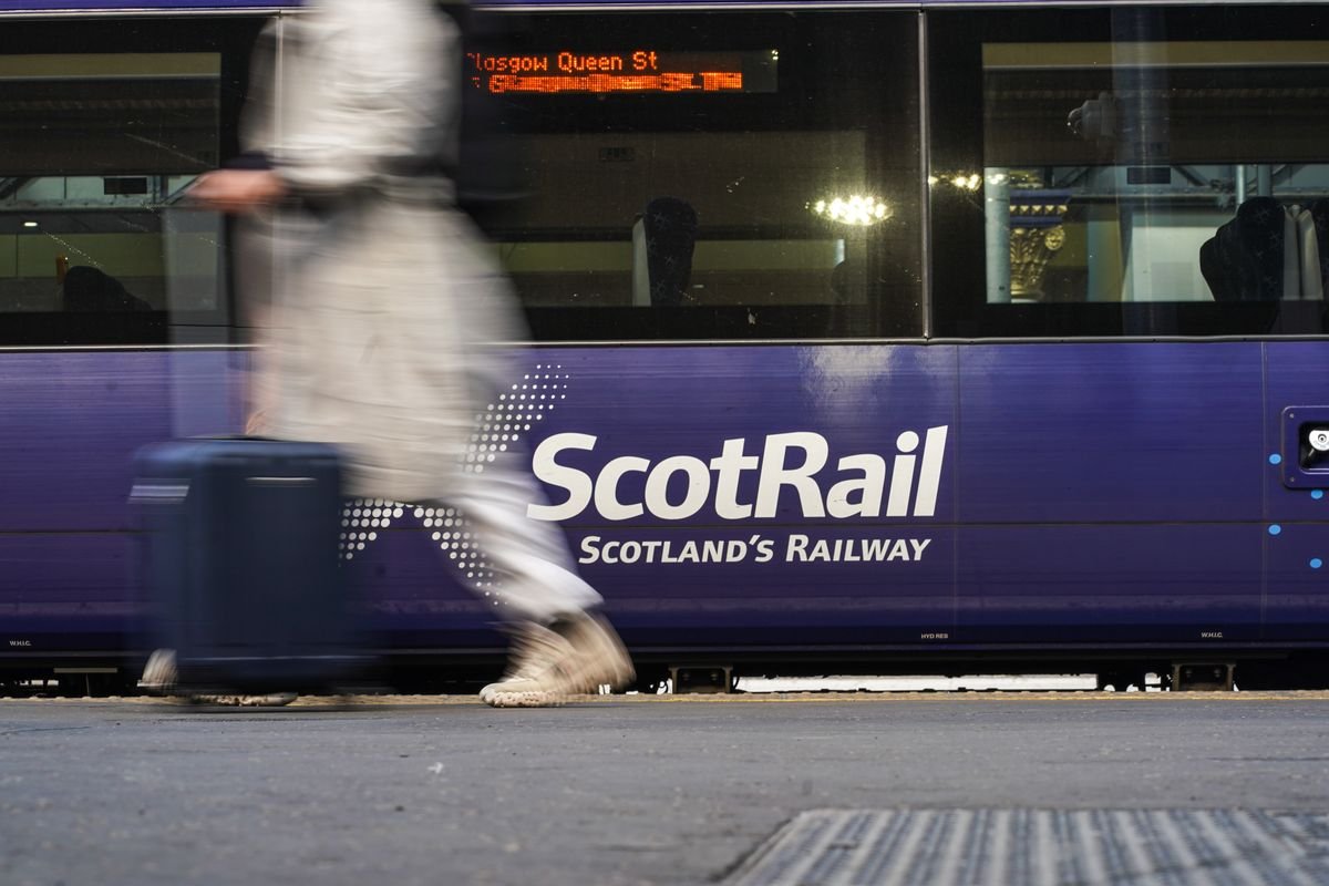 រថភ្លើង ScotRail បានចតនៅស្ថានីយ៍ Glasgow Queen Street