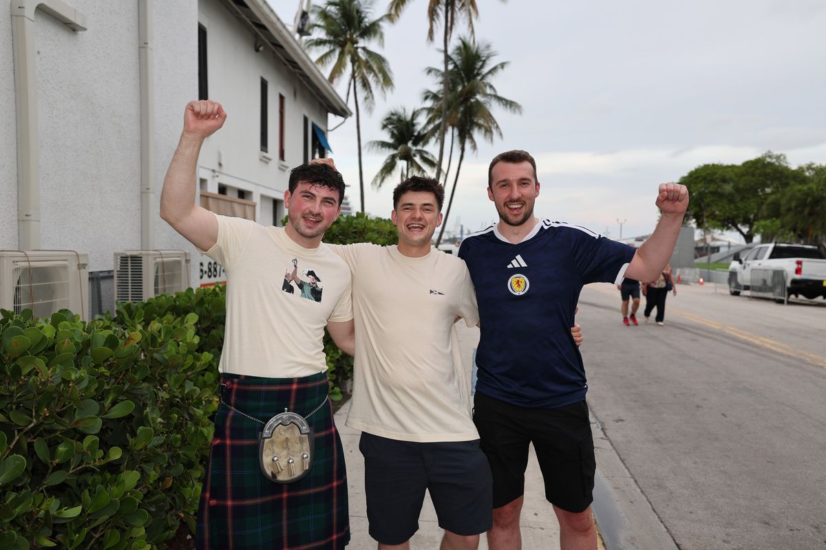 អ្នកគាំទ្រស្កុតឡេន Greg Young, James Wilson និង Chris Jones នៅ Miami