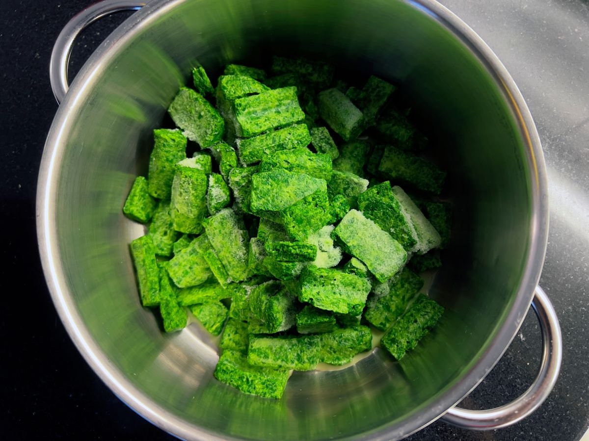 បបរ spinach ទឹកកក​នៅ​ក្នុង​ខ្ទះ​ធ្វើ​ម្ហូប Nidau, Canton of Bern, Switzerland