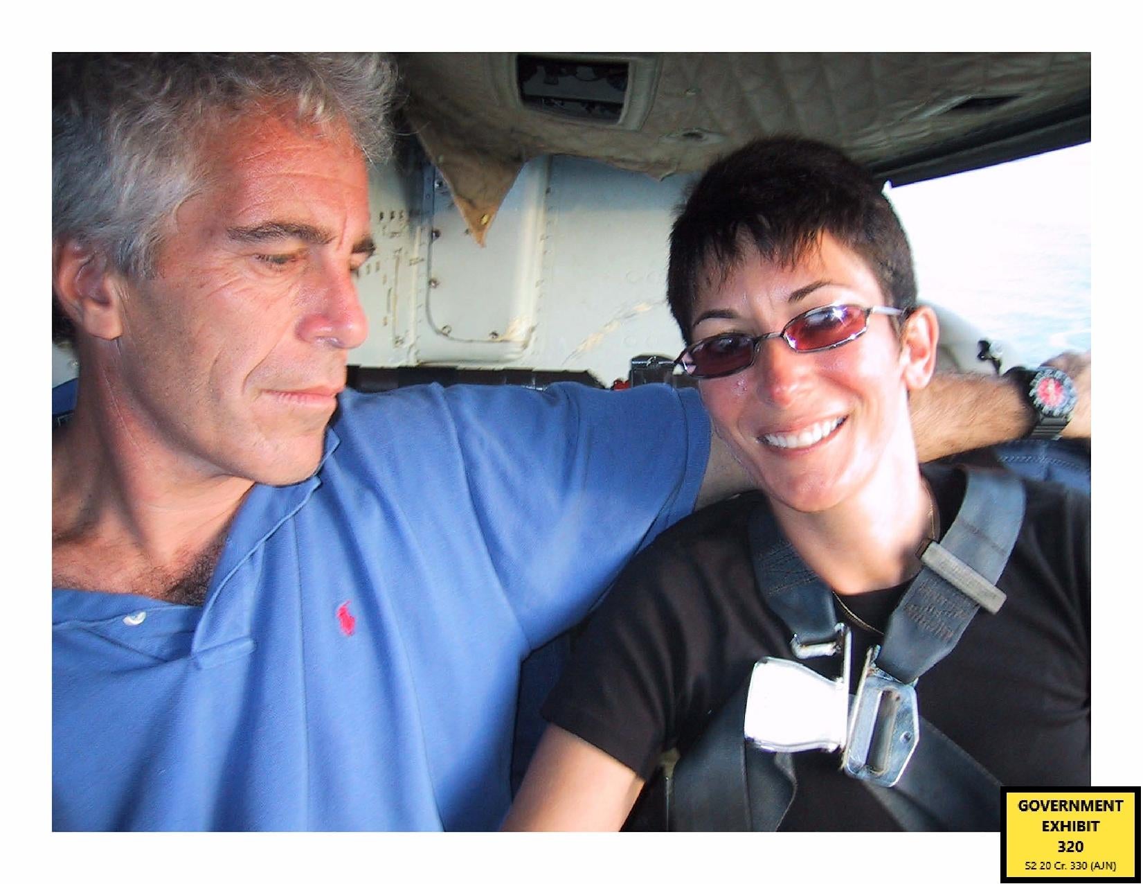 Groff និយាយថា Epstein ដែលថតជាមួយ Ghislaine Maxwell បានរៀបចំនាងឱ្យបន្តធ្វើការឱ្យគាត់បន្ទាប់ពីការចាប់ខ្លួនរបស់គាត់ក្នុងឆ្នាំ 2008 ដោយនិយាយកុហកអំពីកាលៈទេសៈនៃការចោទប្រកាន់ប្រឆាំងនឹងគាត់។