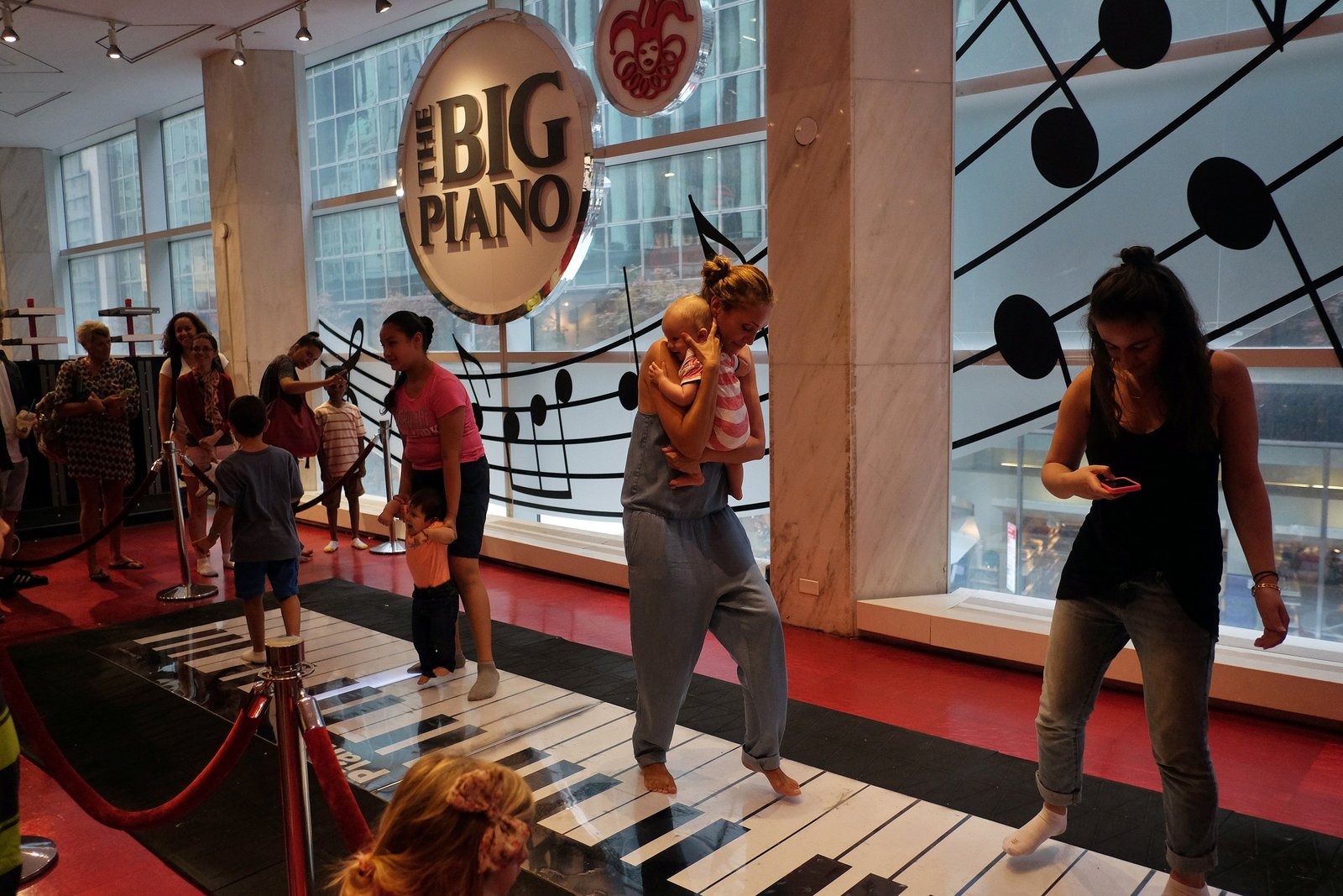 Fao Schwarz ត្រូវ​បាន​គេ​ស្គាល់​តាម​រយៈ​ព្យាណូ​រាំ​ដ៏​ធំ​របស់​គាត់ ដែល​ត្រូវ​បាន​គេ​បង្ហាញ​ក្នុង​ភាពយន្ត​ខ្នាត​ធំ