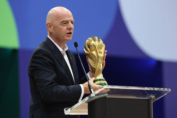 ប្រធាន FIFA លោក Gianni Infantino កាន់ពានរង្វាន់អ្នកឈ្នះពានរង្វាន់ FIFA World Cup ក្នុងអំឡុងពេលសុន្ទរកថារបស់គាត់ក្នុងអំឡុងពេល FIFA ប្រធាន FIFA លោក Gianni Infantino កាន់ពានរង្វាន់អ្នកឈ្នះពានរង្វាន់ FIFA World Cup ក្នុងអំឡុងពេលសុន្ទរកថារបស់គាត់ក្នុងអំឡុងពេល FIFA