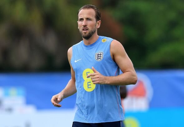 Harry Kane នៃប្រទេសអង់គ្លេសមើលអំឡុងពេលហ្វឹកហាត់នៅថ្ងៃទី 3 ខែមិថុនាឆ្នាំ 2026 នៅ West Palm Beach