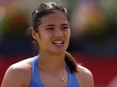 Emma Raducanu រងបរាជ័យដ៏សោកសៅក្នុងវគ្គផ្តាច់ព្រ័ត្ររបស់ Queen ខណៈសប្តាហ៍ដ៏ឃោរឃៅបានធ្វើឲ្យមានចំនួនអ្នកស្លាប់ | កីឡាវាយកូនបាល់ | កីឡា