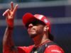 Lewis Hamilton ទទួលបានជ័យជំនះលើកដំបូងដ៏អស្ចារ្យរបស់ Ferrari F1 | F1 | កីឡា