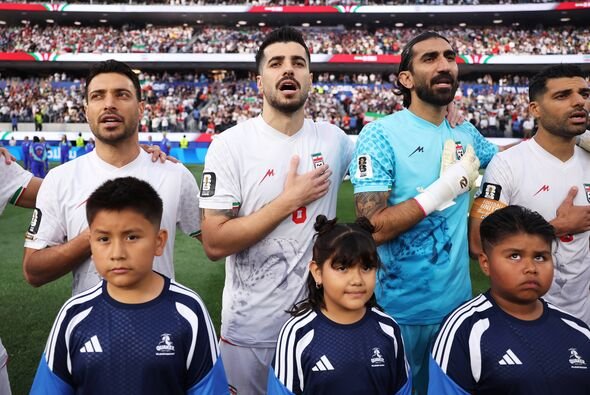 Shoja Khalilzadeh #4, Saeid Ezatolahi #6, Alireza Beiranvand #1 និង Mehdi Taremi #9 នៃ IR Iran ឈរសម្រាប់ភ្លេងជាតិ ខ