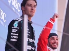 Lewis Hamilton អណ្តាតរបស់គាត់កំពុងគ្រវី ខណៈអនាគតរបស់ George Russell ឡើងលើអាកាស | F1 | កីឡា