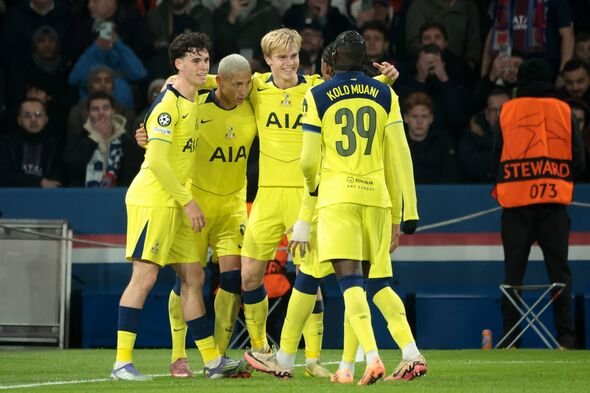 Lucas Bergvall អបអរជាមួយមិត្តរួមក្រុម Tottenham Hotspur របស់គាត់។
