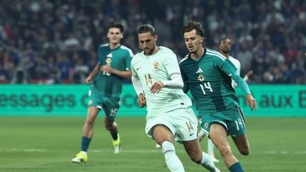 Adrien Rabiot ទល់នឹង Isaac Price អំឡុងពេលបារាំង-អៀរឡង់ខាងជើង ថ្ងៃទី 8 ខែមិថុនា ឆ្នាំ 2026 នៅកីឡដ្ឋាន Pierre Mauroy ។ (SAMEER AL-DOUMY / AFP)