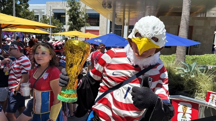 "អាដឡឺមែន"អ្នកគាំទ្រជនជាតិអាមេរិកដែលមាននិមិត្តរូប នៅថ្ងៃទី 12 ខែមិថុនា ឆ្នាំ 2026 មុនពេលការប្រកួតបើកឆាករបស់សហរដ្ឋអាមេរិកទល់នឹងប៉ារ៉ាហ្គាយក្នុងទីក្រុង Los Angeles ។ (RAPHAEL GODET / FRANCEINFO)