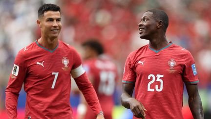 Cristiano Ronaldo និង Nuno Mendes របស់ព័រទុយហ្គាល់ អំឡុងពេលការប្រកួតជ្រើសរើសរបស់ពួកគេជាមួយ Uzbekistan ក្នុងទីក្រុង Houston សហរដ្ឋអាមេរិក ថ្ងៃទី 23 ខែមិថុនា ឆ្នាំ 2026។ (MICHAEL STEELE / GETTY IMAGES NORTH AMERICA / AFP)