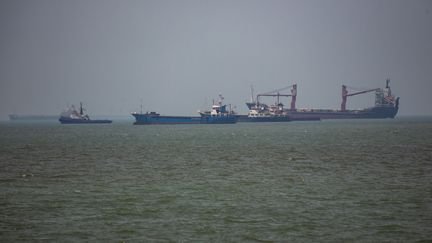 កប៉ាល់នៅច្រកសមុទ្រ Hormuz ថ្ងៃទី 21 ខែមិថុនាឆ្នាំ 2026 បានឃើញពីកំពង់ផែ Bandar Abbas (អ៊ីរ៉ង់) ។ (HASSAN GHAEDI / ANADOLU / AFP)
