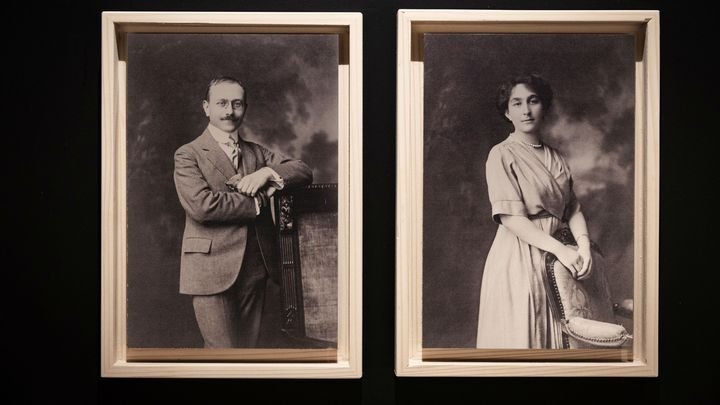 ការភ្ជាប់ពាក្យរបស់ Marc Bloch និង Simonne Vidal (1919) បណ្ណសារគ្រួសារ Bloch ។ រូបថតដែលបង្ហាញនៅក្នុងការតាំងពិព័រណ៍នៃមជ្ឈមណ្ឌល des Monuments Nationaux នៅ Panthéon ក្នុងទីក្រុងប៉ារីស។ "Marc Bloch, ស្មារតីនៃប្រវត្តិសាស្រ្ត". (PHILIPPE DURUIL / មជ្ឈមណ្ឌលនៃវិមានជាតិ)