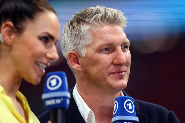 Bastian Schweinsteiger អតីតកីឡាករជម្រើសជាតិអាឡឺម៉ង់ អាចត្រូវបានគេមើលឃើញថាជាអ្នកតំណាងប្រព័ន្ធផ្សព្វផ្សាយសម្រាប់ទូរទស្សន៍ SWR ក្នុងការប្រកួតពានរង្វាន់ FIFA World Cup