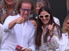 អ្នកគាំទ្រ Wimbledon ស្នើរអំឡុងពេលការប្រកួតរបស់ Novak Djokovic ខណៈដែលតារាសុំការអញ្ជើញអាពាហ៍ពិពាហ៍ | កីឡាវាយកូនបាល់ | កីឡា
