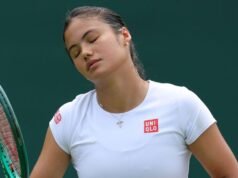Emma Raducanu ត្រូវបានគេប្រទះឃើញនៅលើឈើច្រត់ជាមួយស្វាមីថ្មីរបស់នាងបន្ទាប់ពីដឹកឥវ៉ាន់ក្នុងថ្ងៃបើកប្រាក់ខែធំនៅ Wimbledon | កីឡាវាយកូនបាល់ | កីឡា