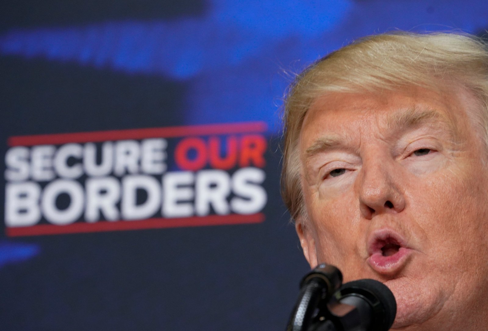 រដ្ឋបាលរបស់ប្រធានាធិបតី Donald Trump តាមសេចក្តីរាយការណ៍បានផ្លាស់ប្តូរការបង្រ្កាបនាពេលថ្មីៗនេះលើអ្នកដាក់ពាក្យសុំប័ណ្ណបៃតង ដូច្នេះពួកគេអាចរង់ចាំពាក្យសុំនៅក្នុងប្រទេសកំណើតរបស់ពួកគេ។