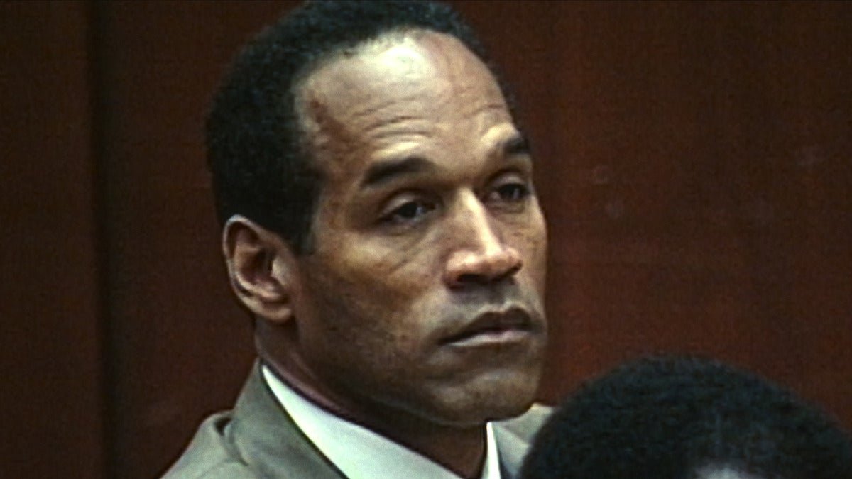 OJ Simpson ។ ដែលត្រូវបានលើកលែងទោសពីបទឃាតកម្មលើអតីតភរិយា Nicole Brown Simpson និងមិត្តភ័ក្តិរបស់នាង Ron Goldman នៅក្នុងការសាកល្បងដ៏រំភើបបំផុតមួយនៃសតវត្សទី 20 ត្រូវបានបង្ហាញយ៉ាងលេចធ្លោនៅលើ Wall of Fame របស់ក្រុមនៅក្នុងកីឡដ្ឋានចាស់។