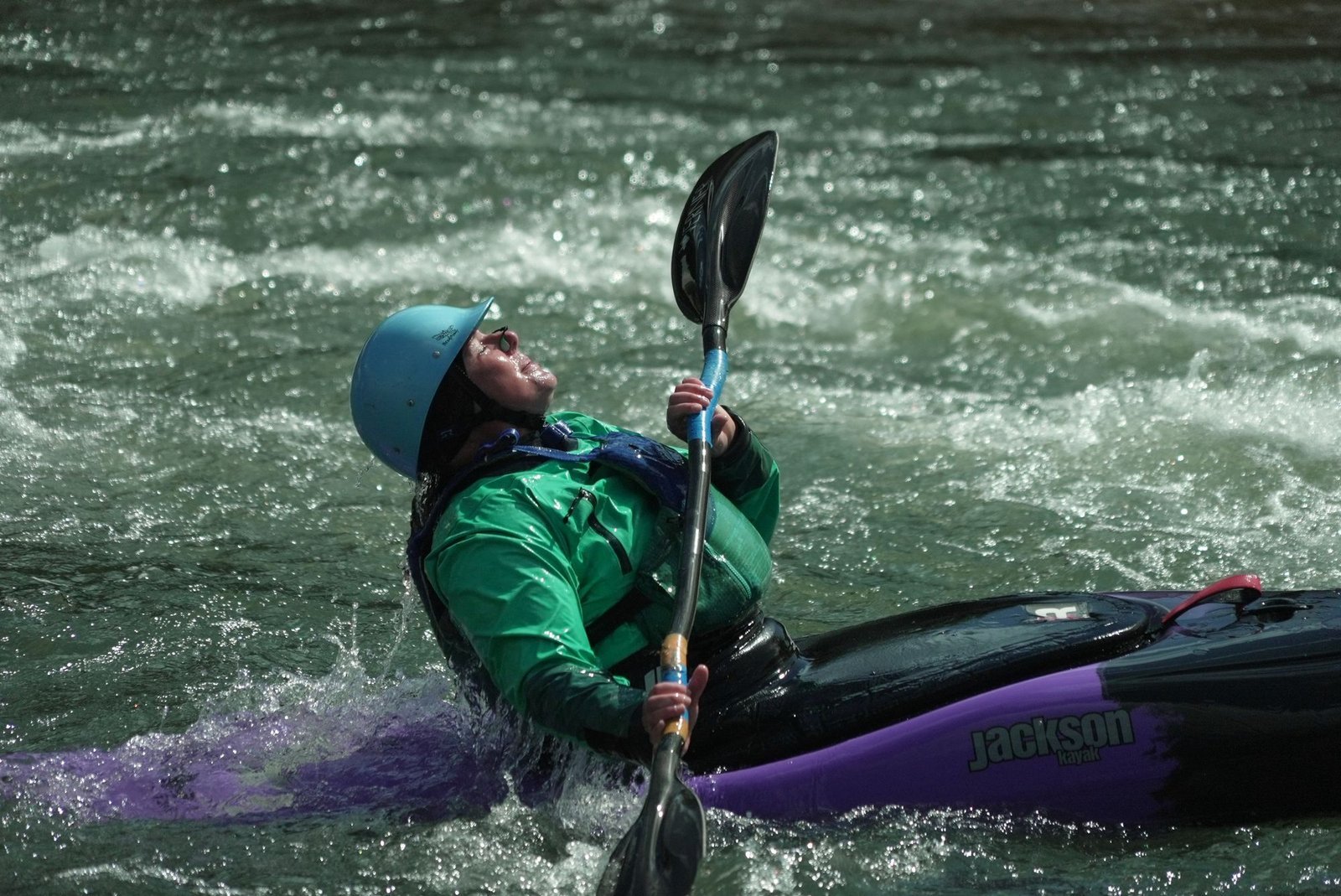 Hannah Ray J Childs kayaks នៅឧទ្យានទឹកសដែលនាងបានជួយរចនានៅទន្លេ Maquoketa កាលពីថ្ងៃព្រហស្បតិ៍ទី 7 ខែឧសភាឆ្នាំ 2026 នៅទីក្រុង Manchester រដ្ឋ Iowa ។