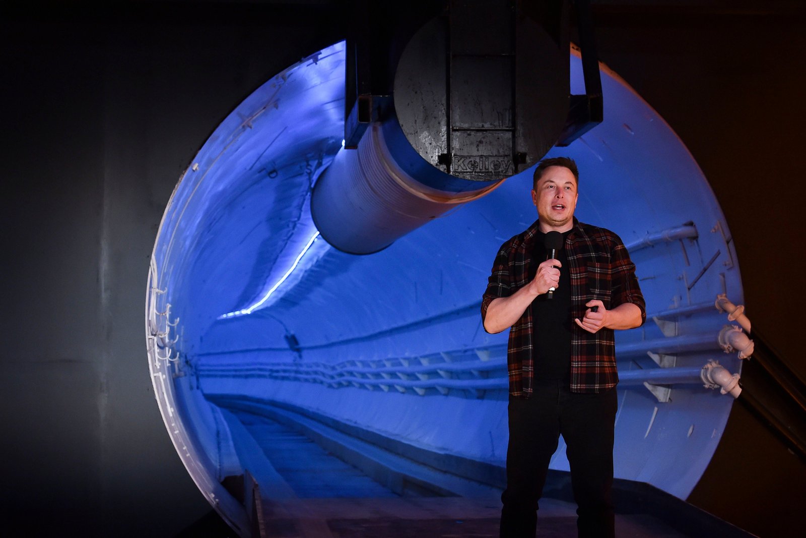 Musk ក៏បានបង្កើតក្រុមហ៊ុន The Boring Company ជាក្រុមហ៊ុនផ្លូវរូងក្រោមដីដែលមានអាយុកាលរាប់ទសវត្សរ៍មកហើយដែរ។