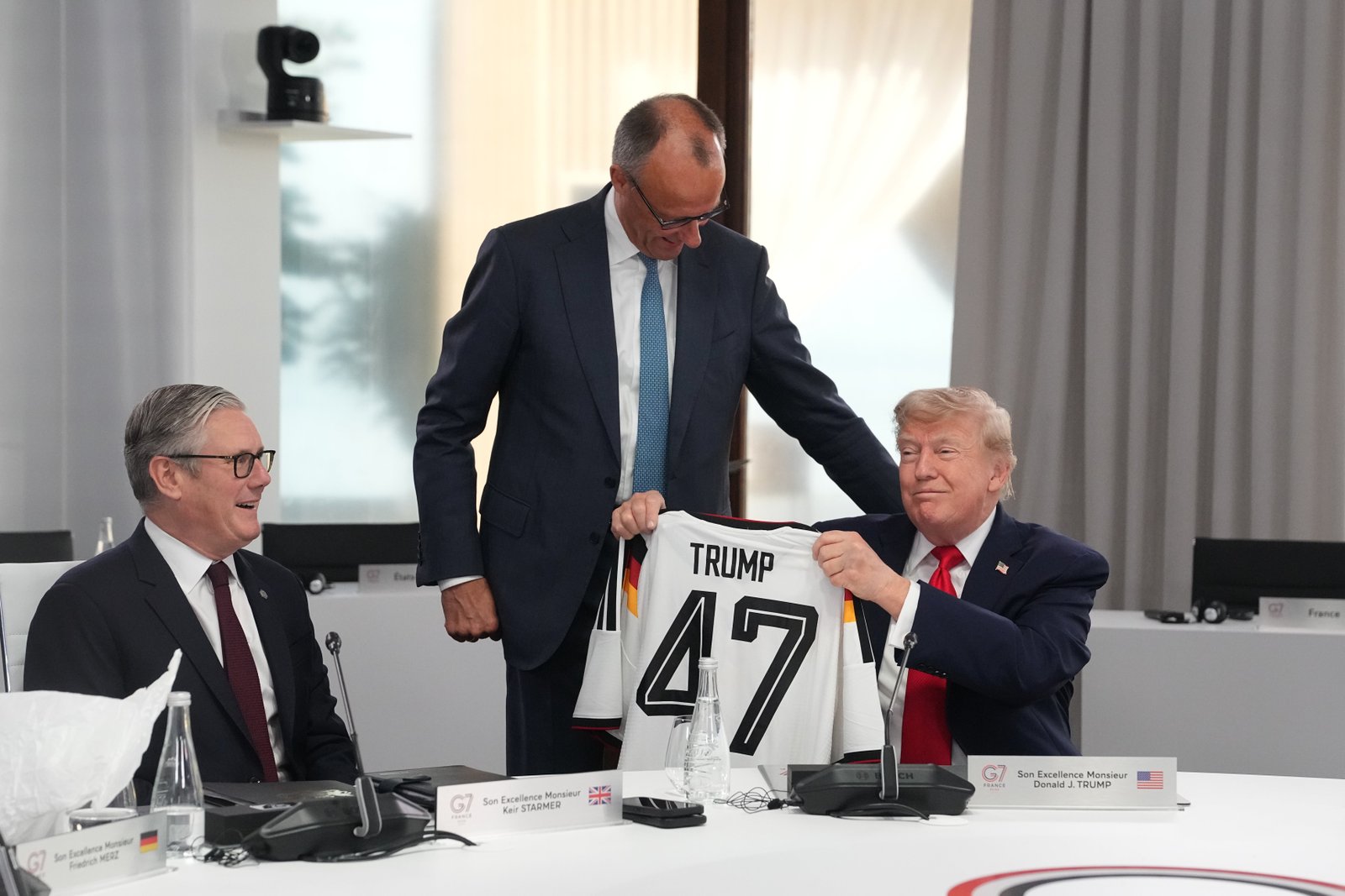 Friedrich Merz ជាមួយ Trump បន្ទាប់ពីទទួលបានអាវដែលមានលេខ “47” ជានិមិត្តសញ្ញានៃតួនាទីរបស់គាត់ជាប្រធានាធិបតីទី 47 របស់សហរដ្ឋអាមេរិក។