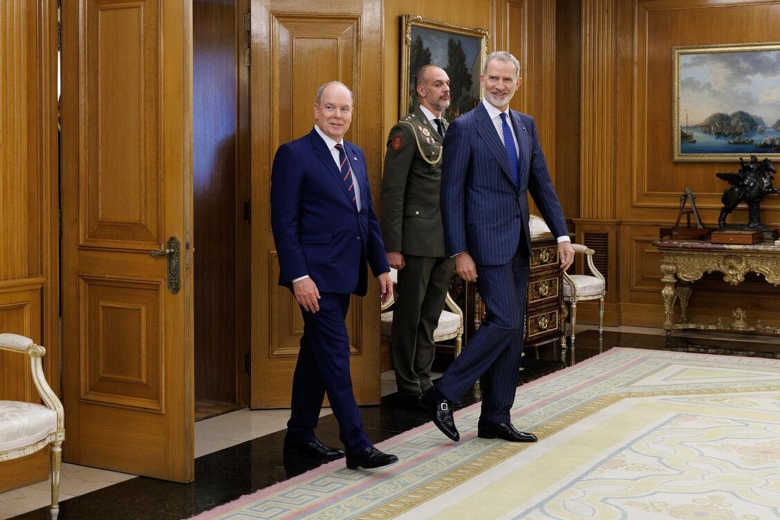 ព្រះអង្គម្ចាស់ Albert II និងស្តេច Felipe VI នៅក្នុងវិមាន Zarzuela (ខាងក្រោមជាមួយប្រធានាធិបតីនៃរដ្ឋាភិបាលអេស្ប៉ាញ Pedro Sánchez) ។ 