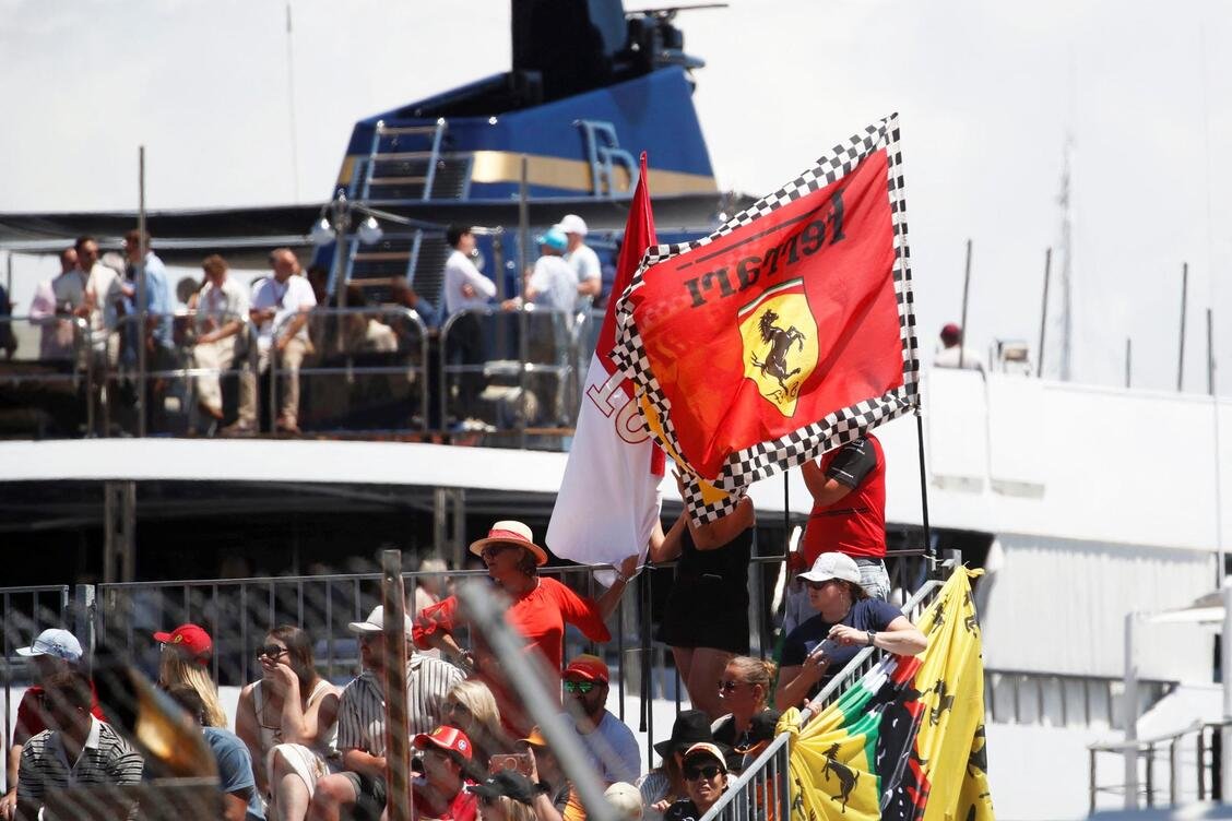 ទង់ជាតិ Ferrari អាចមើលឃើញយ៉ាងច្បាស់នៅចំណតរថយន្ត!